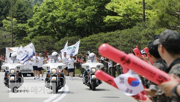 지난해 성화봉송 모습