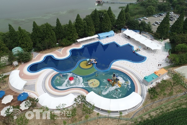 풀장 전경