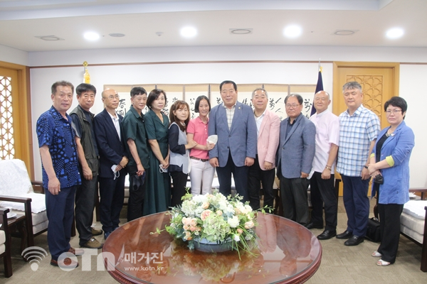 조길연 충남도의회의장 및 충남기자연합회일부회원 기념사진이다.