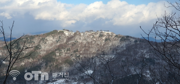 정상에서 바라본 계족산성